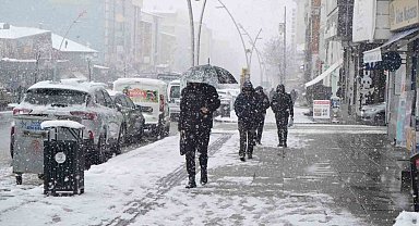 Muş'ta 40 köy yolu kapandı, mahsur kalan hasta kurtarıldı