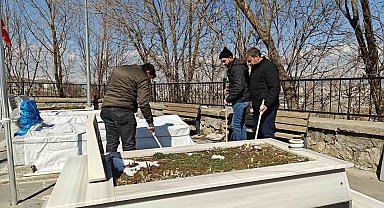 Muş'ta bayram öncesi şehit mezarlıklarında bakım ve temizlik yapıldı