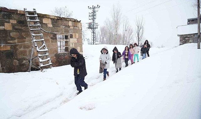 Muş'ta kar üstünde bayram sevinci