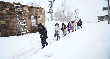 Muş'ta kar üstünde bayram sevinci