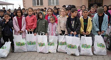 Muş'un ücra köylerindeki bin çocuğa bayram sevinci