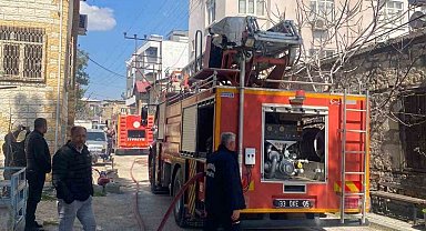 Mut'ta bir evin çatı katında çıkan yangın korkuttu