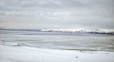 Nazik Gölü'nde buzların çözülmesi bu yıl gecikti
