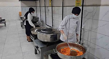 Nazilli'de iftar yemeklerini kız meslek liseliler hazırladı