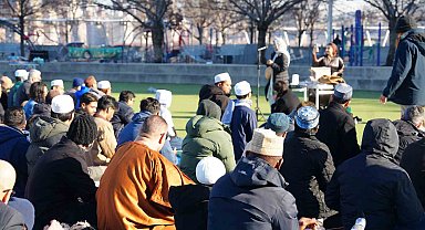 New York'ta bayram namazı sokaklara taştı