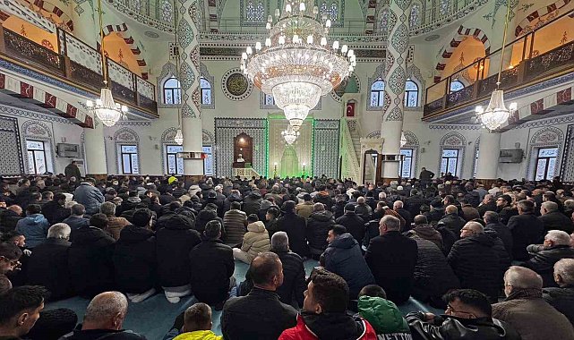 Niğde'de bayram namazı sonrası bayramlaşma