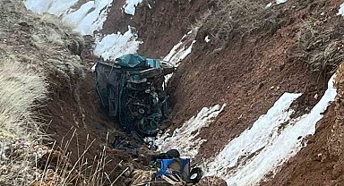 Niğde'de otomobil şarampole yuvarlandı: 2 ölü, 2 yaralı