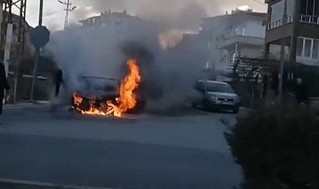 Niğde'de park halindeki otomobil alev alev yandı