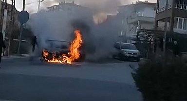 Niğde'de park halindeki otomobil alev alev yandı