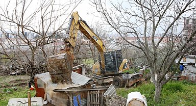 Nilüfer'de kaçak barakalar yıkıldı
