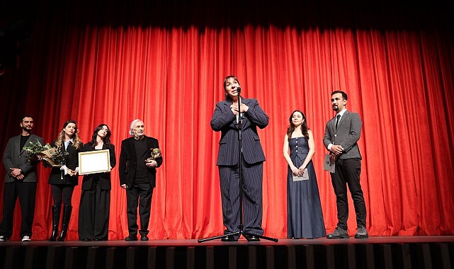 Ödülünü Müjdat Gezen'den alan Binnur Kaya gözyaşını tutamadı: 'Rüyada gibiyim'