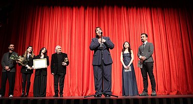 Ödülünü Müjdat Gezen'den alan Binnur Kaya gözyaşını tutamadı: 'Rüyada gibiyim'