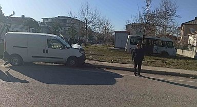 Öğrenci servisi ile hafif ticari araç çarpıştı: 2 yaralı