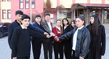 Öğrenciler, 'zimem defteri' geleneğiyle borçları ödedi