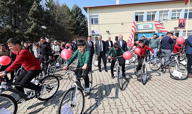 Öğrenciler hediyelerini protokol üyelerinden aldı