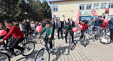 Öğrenciler hediyelerini protokol üyelerinden aldı