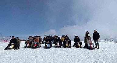 Öğrenciler kayak merkezinde doyasıya eğlendi