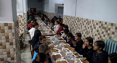 Öğretmen-veli dayanışmasıyla köy okulunda öğrencilere restoran tadında iftar yemeği