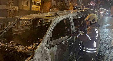 Okmeydanı'nda ticari takside yangın: Yolcular son anda tahliye edildi