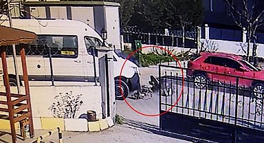 Okul servisine çarpmamak için motosikletten düşüp metrelerce savruldular: O anlar kamerada