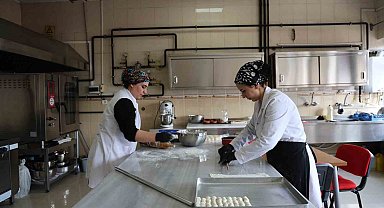 Olgunlaşma Enstitüsünde bayram için alınan tatlı siparişleri doğal malzemelerle hazırlanıyor
