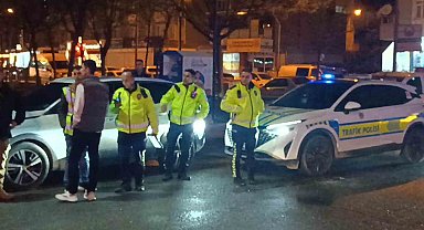 Önce yayaya ardından park halindeki araca çarpıp kaçtı