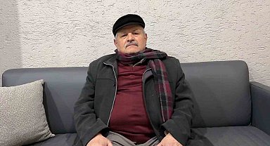 Öptü, yerine astı: "Bayrağı olmayanın milleti olmaz"