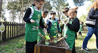 Orman Okulunda miniklere doğa dersi