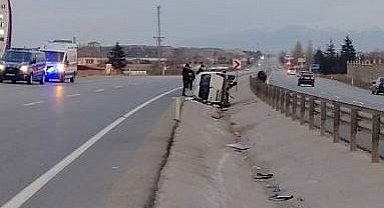 Orta refüje devrilen hafif ticari araçta 5 kişi yaralandı