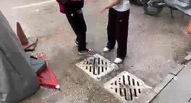 Ortaokul öğrencisi akranını saçından tutup yere yatırdı, kafasına ayağıyla bastı