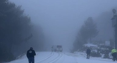 Osmaniye'de dolu yağışı yolları beyaza bürüdü