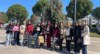 Osmaniye'de öğrenciler Kadınlar Günü'nde gül şeklinde mum dağıttı