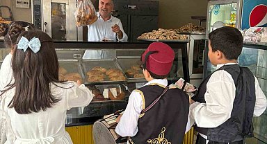 Osmaniye'de öğrenciler maniler okudular, lokum dağıttı