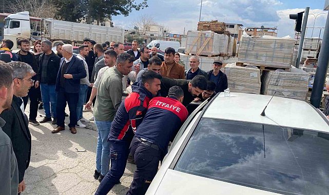 Osmaniye'de otomobil inşaat malzemelerine çarptı: 2'si ağır 3 yaralı