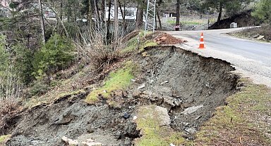Osmaniye'de yoğun yağmur sonrası yol çöktü