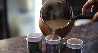 Osmanlı'dan günümüze bakır cezvelerde hazırlanan menengiç kahvesi lezzetiyle dikkat çekiyor