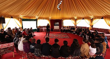 Otağ çadırında minik kitapseverler için imza günü