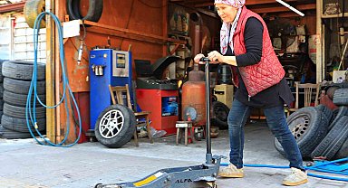Oto lastik tamirine kadın eli değdi: Elinde krikoyu gören şoförler şaşırıyor