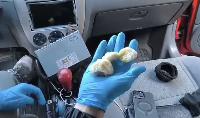 Oto teybinin arkasına gizlenen uyuşturucu ortaya çıkarıldı