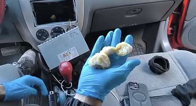 Oto teybinin arkasına gizlenen uyuşturucu ortaya çıkarıldı