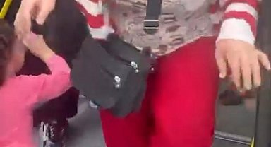 Otobüste kadınlar yer kavgasında şoförün kolunu ısırdı