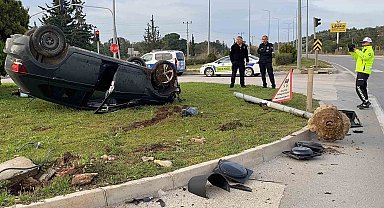 Otomobil 2 direk devirip ters döndü, araçtakiler yara almadan kurtuldu