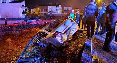 Otomobil bariyere çarptı: 1'i ağır, 2 kişi yaralandı