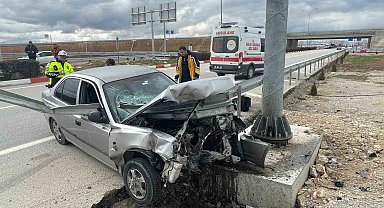 Otomobil demir bariyere ok gibi saplandı: Karı koca ölümden döndü