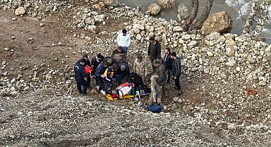 Otomobil dere yatağına yuvarlandı: 3 yaralı