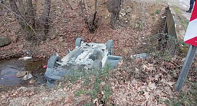 Otomobil dereye yuvarlandı: 5 yaralı