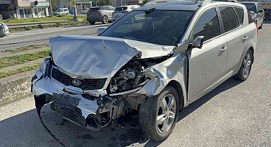 Otomobil hafif ticari araca çarptı: 4 yaralı