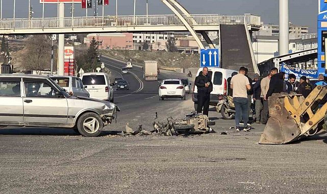 Otomobil ile çarpışan motosiklet sürücüsü ağır yaralandı