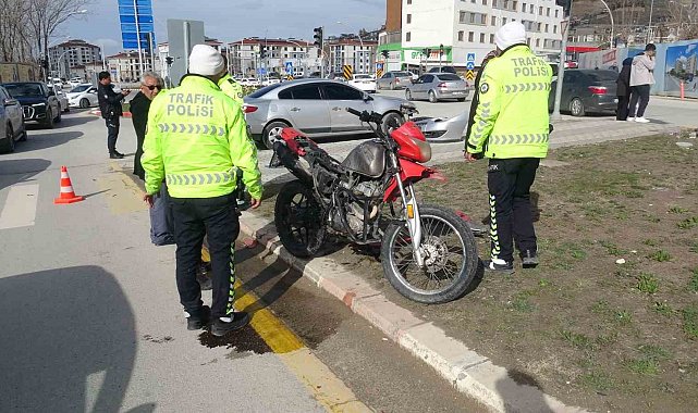 Otomobil ile çarpışan motosiklet sürücüsü kaçtı: 1 yaralı