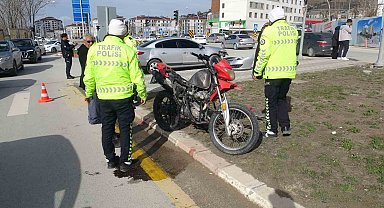 Otomobil ile çarpışan motosiklet sürücüsü kaçtı: 1 yaralı